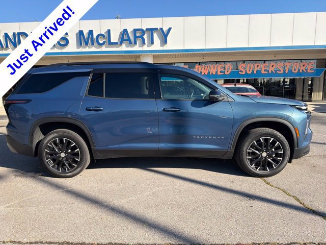 Used 2025 Chevrolet Traverse LT w/ Sun and Wheel Package FWD image 2