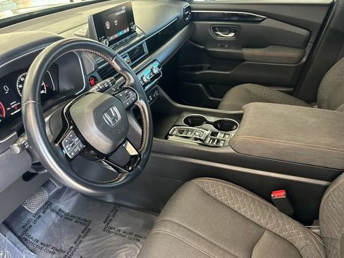 Used 2025 Honda Pilot Sport image 11