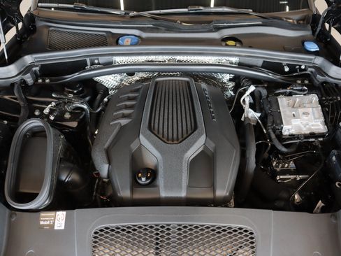 Certified 2026 Porsche Macan AWD/4WD image 28