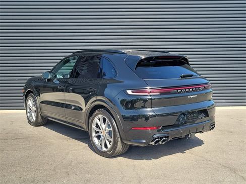 Used 2025 Porsche Cayenne image 3