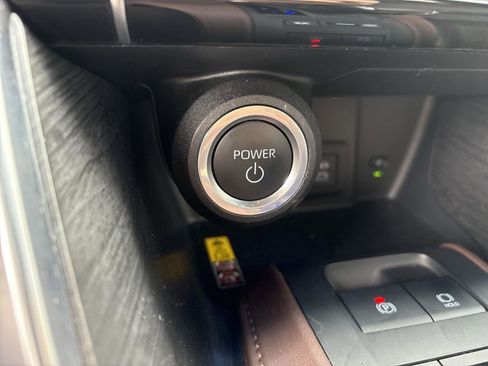 Used 2023 Toyota Venza Limited image 29