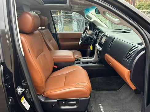 Used 2016 Toyota Sequoia Platinum image 18