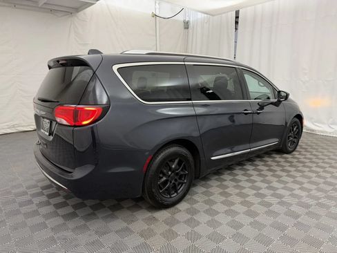 Used 2020 Chrysler Pacifica Touring-L FWD image 5