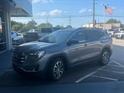 Used 2020 GMC Terrain SLT w/ Preferred Package FWD image 2
