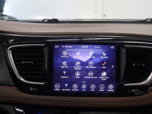 Used 2019 Chrysler Pacifica Limited w/ Tire & Wheel Group FWD image 30
