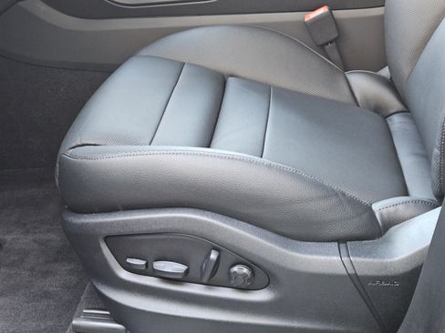 Certified 2025 Porsche Cayenne image 23