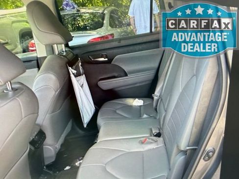 Used 2022 Toyota Highlander XLE AWD/4WD image 5