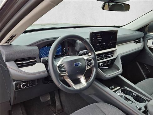 Used 2025 Ford Explorer Active AWD/4WD image 10