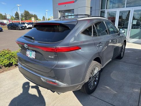 Used 2024 Toyota Venza XLE AWD/4WD image 3