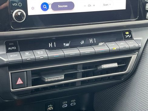 Used 2025 Toyota Camry SE FWD image 25