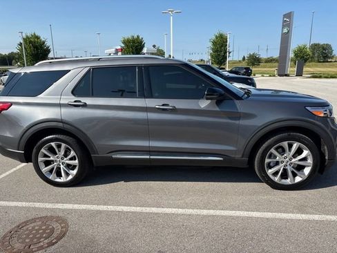 Used 2021 Ford Explorer Platinum w/ Equipment Group 601A AWD/4WD image 2