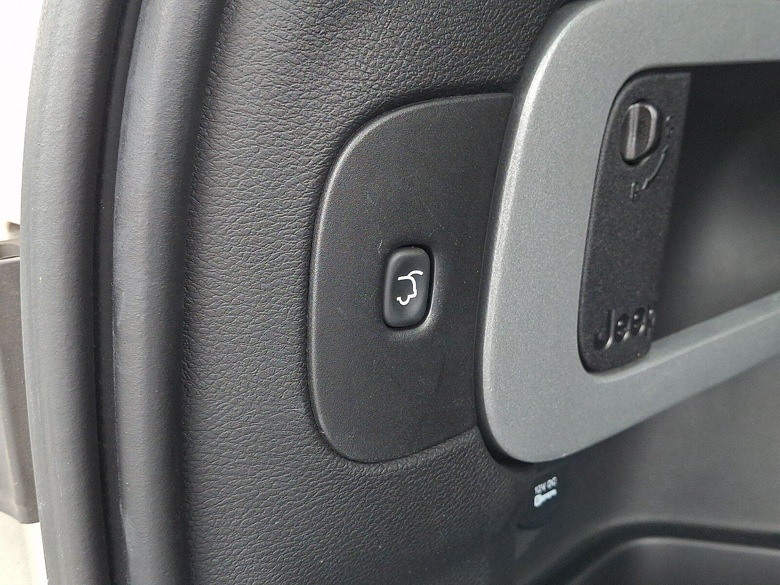 Used 2014 Jeep Cherokee Limited w/ Luxury Group AWD/4WD image 31