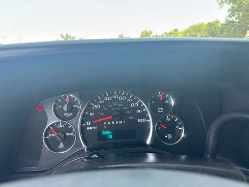 Used 2017 Chevrolet Express 2500 Extended RWD image 13
