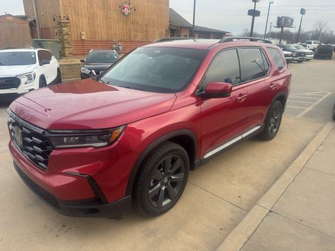 Used 2025 Honda Pilot Touring image 2