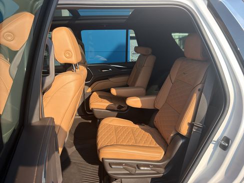Used 2023 Cadillac Escalade Premium Luxury AWD/4WD image 10