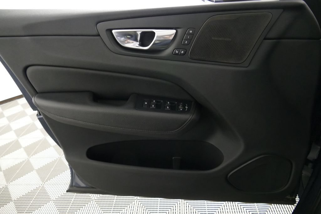 Used 2022 Volvo XC60 B5 Momentum w/ Climate Package AWD/4WD image 11