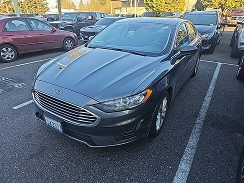 Used 2019 Ford Fusion SE image 2