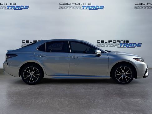 Used 2022 Toyota Camry SE image 4