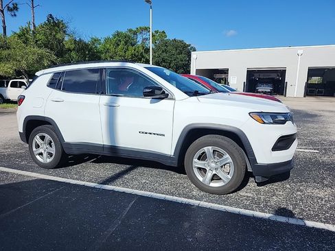 Used 2024 Jeep Compass Latitude AWD/4WD image 2