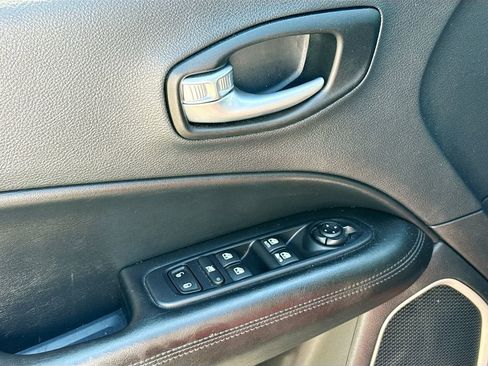 Used 2021 Jeep Compass Latitude w/ Sun and Sound Group FWD image 17