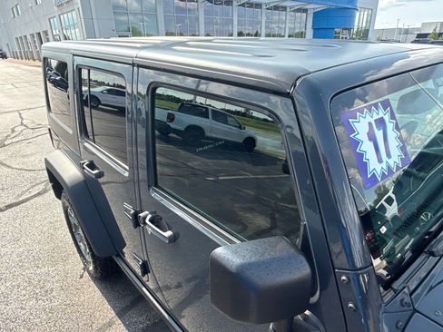 Used 2017 Jeep Wrangler Unlimited Rubicon w/ Connectivity Group AWD/4WD image 14