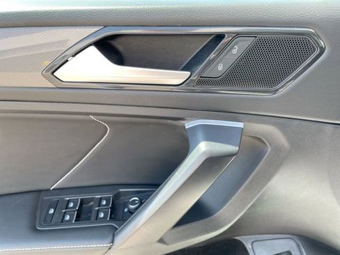 Used 2024 Volkswagen Tiguan SE w/ Panoramic Sunroof Package FWD image 11