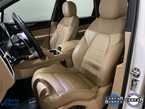 Used 2022 Porsche Cayenne w/ Premium Package image 63