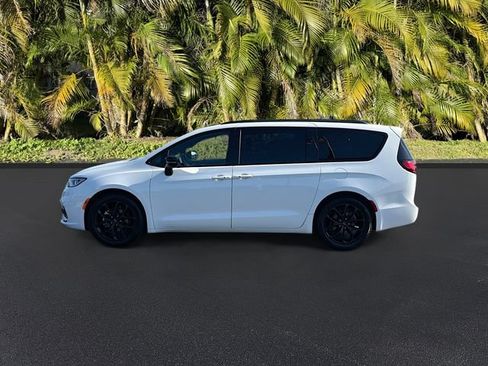 Used 2025 Chrysler Pacifica Limited FWD image 9