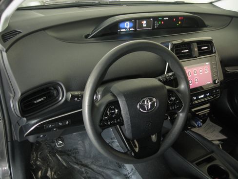 Used 2021 Toyota Prius LE image 9