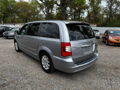 Used 2016 Chrysler Town & Country Touring image 3