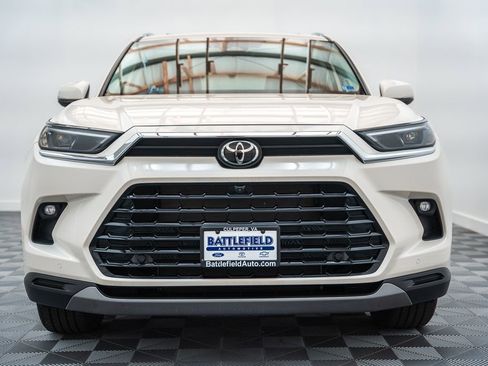 Used 2024 Toyota Grand Highlander AWD image 2