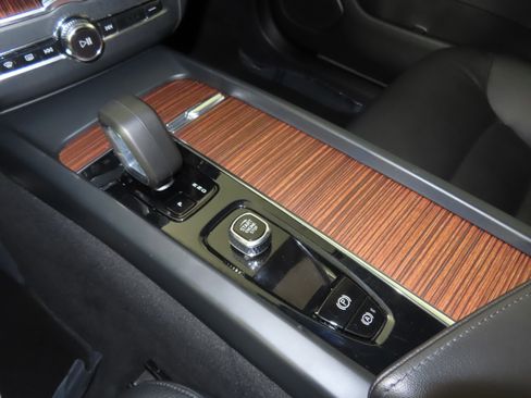 Used 2024 Volvo XC60 B5 Plus image 25