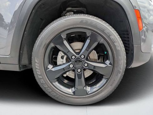Used 2022 Jeep Grand Cherokee Altitude RWD image 10