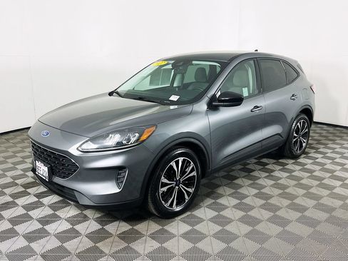 Used 2022 Ford Escape SE w/ SE Sport Appearance Package FWD image 3