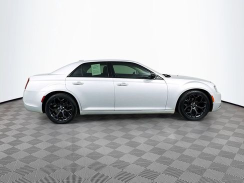 Used 2019 Chrysler 300 Touring w/ Sport Appearance Package image 4