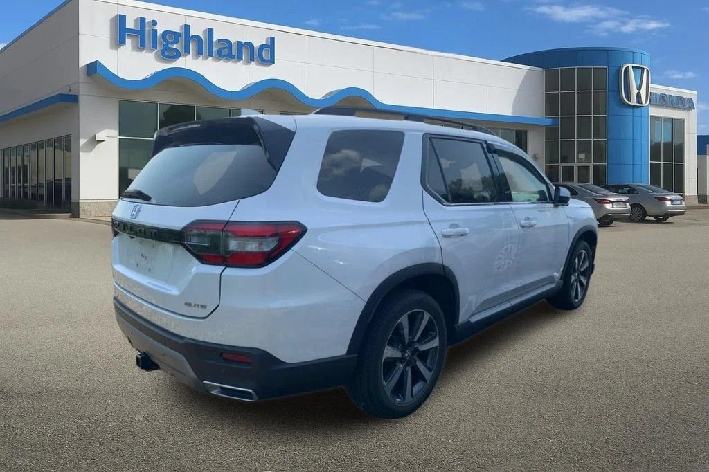 Used 2023 Honda Pilot Elite image 3