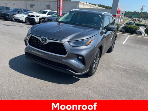 Used 2025 Toyota Highlander XLE FWD image 13