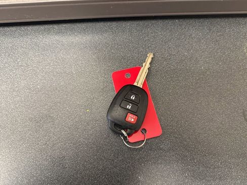 Used 2018 Toyota RAV4 LE image 19