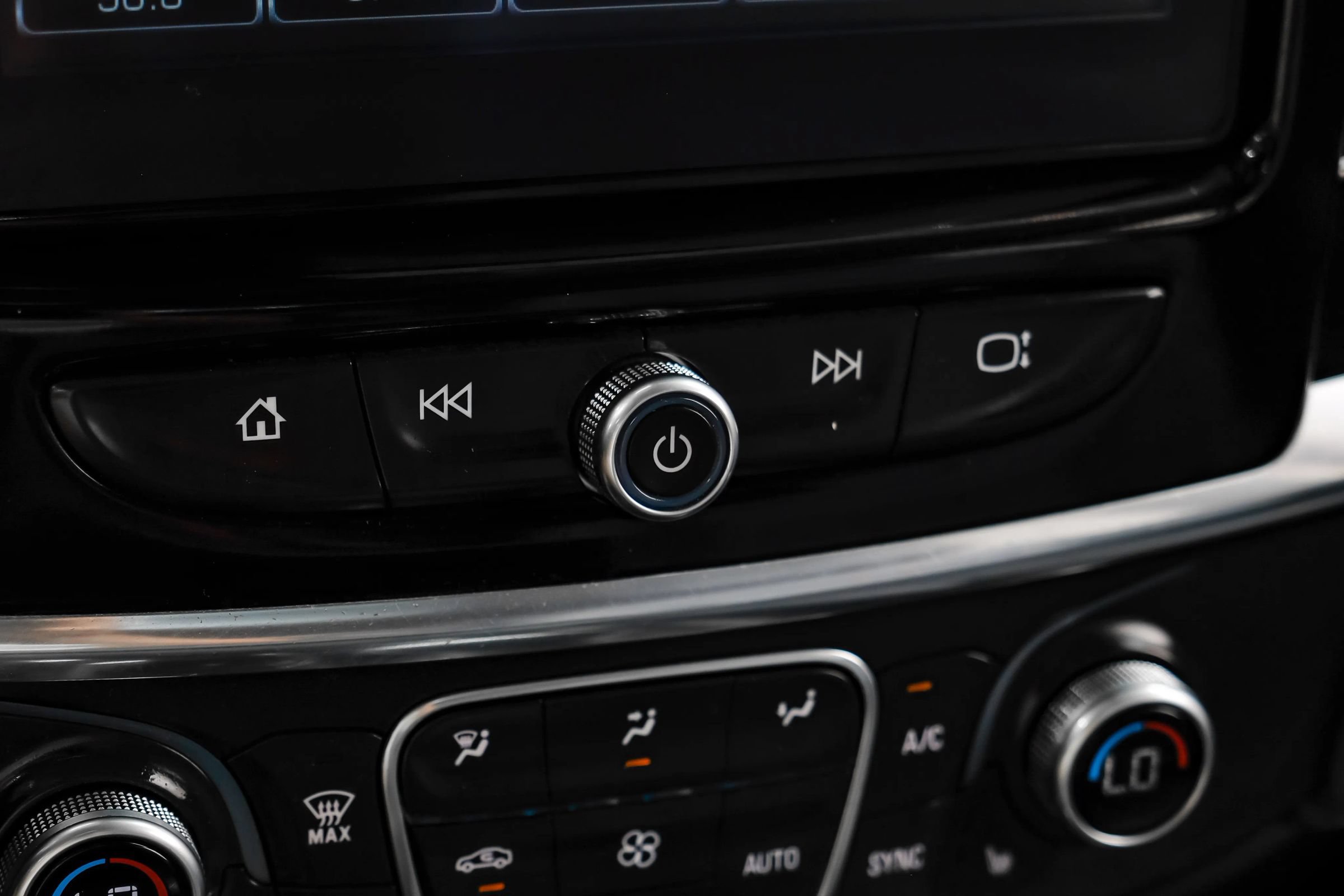 Used 2018 Chevrolet Traverse LT FWD image 32