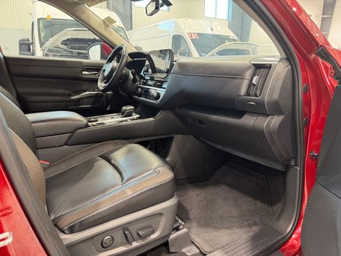 Used 2024 Nissan Pathfinder SL w/ SL Premium Package AWD/4WD image 15