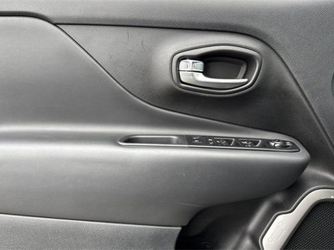 Used 2022 Jeep Renegade Latitude w/ Convenience Group image 11