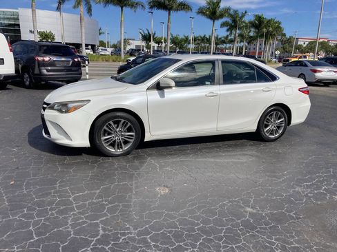 Used 2017 Toyota Camry SE image 1