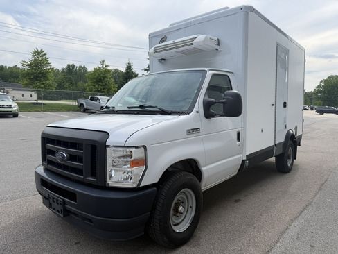 Used 2023 Ford E-350 and Econoline 350 Super Duty w/ Power Windows & Locks Group RWD image 3