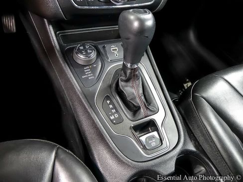Used 2020 Jeep Cherokee Trailhawk w/ Cold Weather Group AWD/4WD image 18