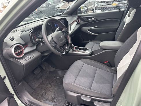 Used 2024 Chevrolet Trax RS w/ Sunroof Package FWD image 13