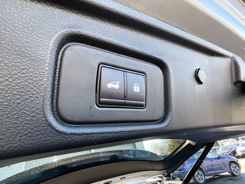 Used 2025 Nissan Pathfinder SV w/ SV Premium Package image 32