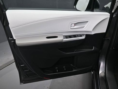 Used 2025 Toyota Sienna LE w/ LE Plus Package image 11