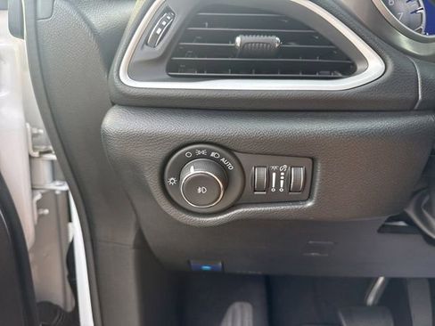 Used 2025 Chrysler Pacifica Select FWD image 12