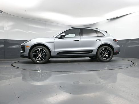 Used 2025 Porsche Macan image 32