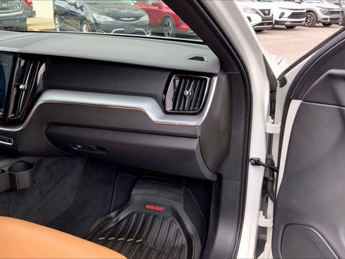 Used 2020 Volvo XC60 T5 Momentum image 19